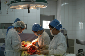 Phẫu thuật cho người bệnh tại Bệnh viện Đa khoa tỉnh.