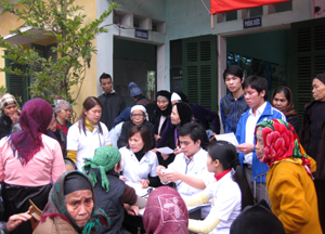 ĐVTN TP Hòa Bình khám bệnh, cấp thuốc miễn phí cho các đối tượng chính sách xã Yên Mông.