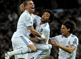 Đồng đội chúc mừng Marcelo (giữa) sau khi hậu vệ này ghi bàn vào lưới Lyon.

