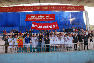 Lãnh đạo Sở GD&ĐT và Sở VH-TT-DL trao cờ và cúp cho đội tuyển bóng đá nam THPT Công nghiệp vô địch của giải.