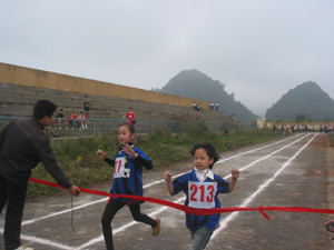VĐV nữ tiểu học về đích chạy cự ly 60 m