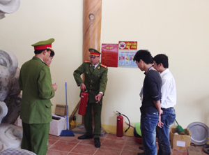 Cán bộ phòng Cảnh sát PCCC&CNCH (Công an tỉnh) hướng dẫn sử dụng thiết bị PCCC cho cán bộ BQL di tích huyện Lạc Thủy.  Ảnh: C.L