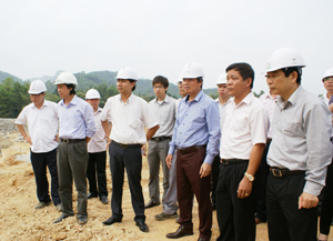 Đồng chí Trần Đăng Ninh, Phó Chủ tịch UBND tỉnh kiểm tra dự án Nhà máy nước sạch tại thị trấn Lương Sơn.