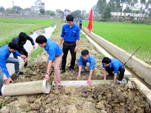 ĐVTN huyện Lương Sơn tham gia lắp cống dẫn nước, phục vụ sản xuất vụ chiêm- xuân tại xã Nhuận Trạch.