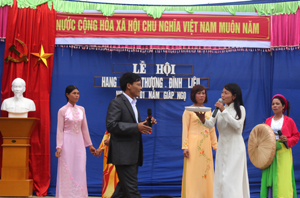 Dặt dìu câu hát chèo trong lễ hội hang chùa Thượng, Đình Liêu, xã Ngọc Lương (Yên Thủy) xuân Giáp Ngọ 2014.

