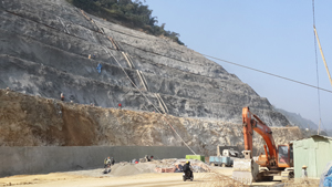 Nhà thầu đang hoàn thiện những phần việc cuối cùng khắc phục điểm sạt lở tại km 138 + 750, địa phận xã Đồng Bảng, huyện Mai Châu.