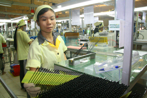 Công nhân Công ty TNHH Sankoh Việt Nam – Chi nhánh huyện Lạc Sơn không ngừng nâng cao tay nghề, đảm bảo chất lượng sản phẩm linh kiện điện tử.

