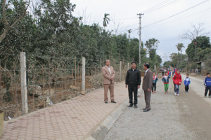 Bí thư Đảng ủy xã Dũng Phong (Cao Phong) Bùi Mộng Lân (đứng đầu phía bên trái) hiến 200 m2 đất thổ cư phục vụ làm đường liên xã. 


