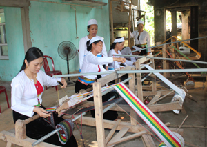 Mô hình phát triển nghề dệt thổ cẩm truyền thống của chị Dương Thị Bin (xã Yên Nghiệp) đã góp phần giải quyết việc làm ổn định cho gần 200 phụ nữ trên địa bàn.

