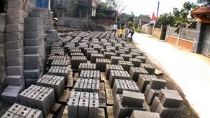 Cơ sở gạch ép của anh Nguyễn Văn Sơn, thôn Chợ Bến, xã Cao Thắng (Lương Sơn) mỗi năm cho thu khoảng 240 triệu đồng.

