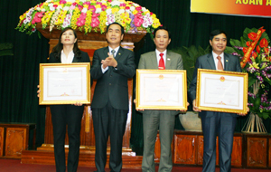Thừa uỷ quyền, đồng chí Nguyễn Văn Quang, Chủ tịch UBND tỉnh trao bằng khen của Thủ tướng Chính phủ cho các doanh nghiệp xuất sắc.