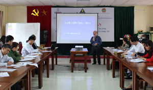 Giáo sư, tiến sỹ khoa học Đặng Hùng Võ trao đổi với các thành viên dự tập huấn một số vấn đề của Luật Đất đai và Luật Hôn nhân gia đình.        


