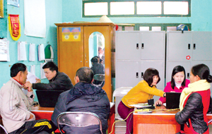 Cán bộ Ngân hàng CSXH huyện Lạc Thuỷ làm thủ tục giải ngân vốn vay cho các hộ nghèo xã Phú Thành.