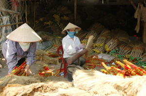 Từ vốn vay ưu đãi, ngoài sản xuất nông nghiệp nhiều hộ ở xóm Đồng Sông, Dân Hạ (Kỳ Sơn) đầu tư sản xuất chổi chít tăng thu nhập.

