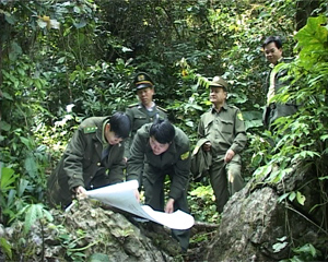 Lực lượng kiểm lâm khu BTTN Ngọc Sơn - Ngổ Luông thường xuyên kiểm tra, kiểm soát bảo vệ rừng. Ảnh: Hồng Len (Đài PT-TH tỉnh).