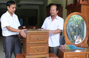 Lãnh đạo UBND thị trấn Đà Bắc thăm mô hình phát triển kinh tế của gia đình ông Nguyễn Quang Hà, Trưởng tiểu khu Thạch Lý, thị trấn Đà Bắc.