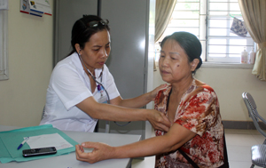 Bệnh nhân đến kiểm tra bệnh tăng huyết áp tại Bệnh viện Đa khoa TP Hòa Bình.