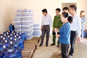 Đoàn công tác liên ngành kiểm tra cơ sở sản xuất nước uống trên địa bàn huyện Tân Lạc.