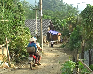 Có điện, có đường, cuộc sống của người dân xóm Hang Đăm (Đồng Nghê - Đà Bắc) đang từng bước chuyển mình.

