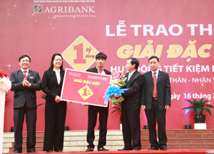 Các đồng chí lãnh đạo tỉnh và Agribank trao giải 1 tỷ đồng cho khách hàng thuộc địa bàn huyện Lương Sơn may mắn trúng thưởng.

