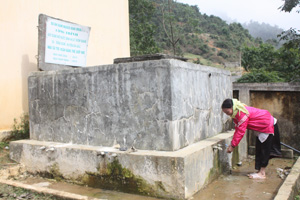 Từ lồng ghép các dự án để xây dựng NTM, đến nay, đã có 40% hộ dân ở xã Đồng Nghê (Đà Bắc) được sử dụng nước hợp vệ sinh.

