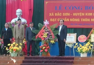 Thừa uỷ quyền của Chủ tịch UBND tỉnh, lãnh đạo Sở NN&PTNT trao bằng công nhận xã đạt chuẩn NTM cho xã Bắc Sơn.