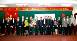 Các đồng chí lãnh đạo NHNN tỉnh và các NH, TCTD trên địa bàn chúc mừng đồng chí Tuấn Minh Cử, Giám đốc Agribank Hòa Bình.