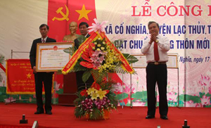 Thay mặt lãnh đạo tỉnh, lãnh đạo Sở NN&PTNT tỉnh  trao Bằng công nhận xã đạt chuẩn NTM cho lãnh đạo xã Cố Nghĩa.

