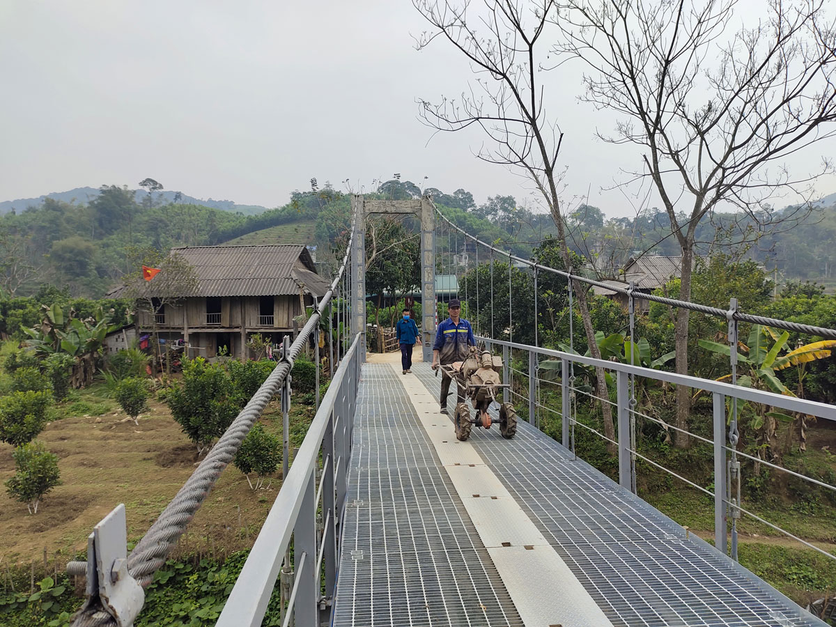 Nhân dân xóm Sống vui có cầu treo mới