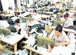 Sản xuất hàng dệt may xuất khẩu
tại Xí nghiệp may Kim Động, Hưng Yên.
