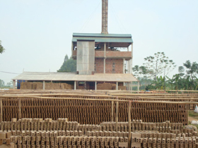 Nghề sản xuất gạch nung phát triển trên địa bàn huyện Lạc Sơn, tạo việc làm cho nhiếu lao động địa phương.