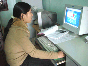 Cán bộ, công chức huyện Lạc Sơn tích cực ứng dụng CNTT trong công việc.