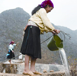 Người dân H.Đồng Văn, Hà Giang lấy nước từ các bể treo xây dựng theo Chương trình 135.