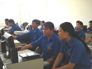 Các cán bộ Đoàn tham gia lớp tập huấn được trang bị kiến thức tin học và ứng dụng Internet.