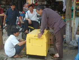 Khách hàng lựa chọn mua may phát điện tại cửa hàng điện máy Tuấn Hoa, Phường Phương Lâm