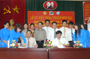 Lãnh đạo HND tỉnh và Agribank Hoà Bình ký kết thoả thuận hợp tác.