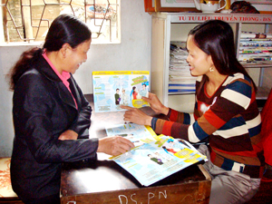 Cán bộ dân số xã Dân Hạ (Kỳ Sơn) chú trọng tuyên truyền công tác DS- KHHGD đến chị em phụ nữ.