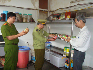 Đoàn kiểm tra liên ngành của tỉnh kiểm tra VSATTP tại chi nhánh Công ty Dịch vụ đầu tư Vinh Hạnh, xã Vĩnh Tiến ( Km Bôi).