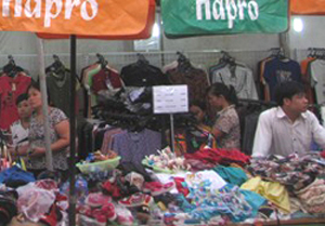 Nhân dân huyện Tân Lạc mua sắm hàng may mặc sản xuất trong nước tại hội chợ.
