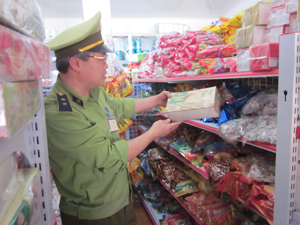 Lực lượng QLTT Kim Bôi tăng cường kiểm soát hàng hóa tại các cửa hàng, đại lý kinh doanh thương mại thị trấn Bo.