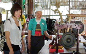 Khách du lịch thăm gian trưng bày các sản phẩm văn hóa dân tộc tại Bảo tàng văn hóa Mường. 
ảnh: Hồng Duyên
