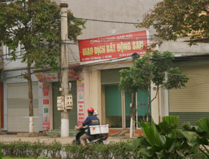Một trung tâm giao dịch bất động sản trên đường Trần Hưng Đạo (TPHB) nhiều tháng nay vắng khách.