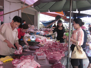 Sản phẩm thịt lợn ở các chợ trên địa bàn TPHB được kiểm soát giết mổ tại lò, không phát hiện có chứa chất cấm tạo nạc (ảnh chụp tại một quầy thịt lợn tại chợ Phương Lâm).