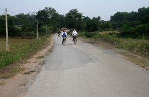 Tuyến đường liên xã Cư Yên - Nhuận Trạch (Lương Sơn) góp phần phát triển kinh tế địa phương.
ảnh: Việt Lâm