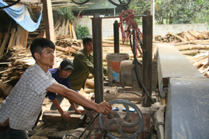 Nhân dân xã Cố Nghĩa (Lạc Thủy) phát triển nghề chế biến gỗ,  tạo việc làm cho hàng trăm lao động.