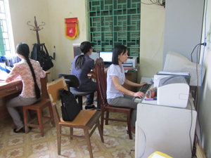 Cán bộ Văn phòng UBND xã Hợp Hòa (Lương Sơn) ứng dụng công nghệ thông tin vào quản lý hồ sơ, văn bản.
