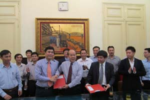 Ông Nguyễn Cao Sơn, Chủ tịch HĐQT Công ty Hoàng Sơn ký kết hợp đồng thực hiện dự án với Bộ GTVT.