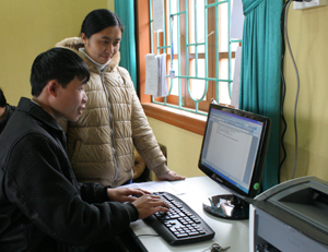 Cán bộ xã  Pù Bin (Mai Châu) ứng dụng  công nghệ thông tin nâng cao hiệu quả công việc.