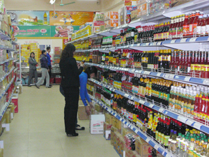 Các mặt hàng thiết yếu được sản xuất trong nước từng bước chiếm lĩnh thị trường được người tiêu dùng lựa chọn. (Ảnh chụp tại siêu thị Vì Hòa Bình).