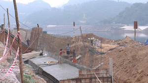 Từ nay đến hết tháng 6/2014 nhà thầu thi công Dự án đầu tư xây dựng công trình Kè bờ sông Đà và cứng hóa mặt đê Đà Giang tiếp tục đẩy mạnh tiến độ thi công đảm bảo giải ngân số vốn đã được gia hạn.